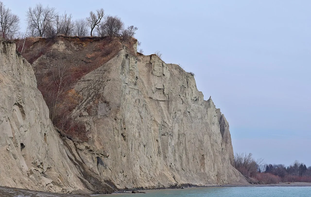 Cliffs above Lake Ontario at Bluffer’s Park, with bare trees along the top.