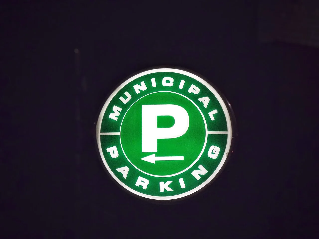 A round Green P parking sign.