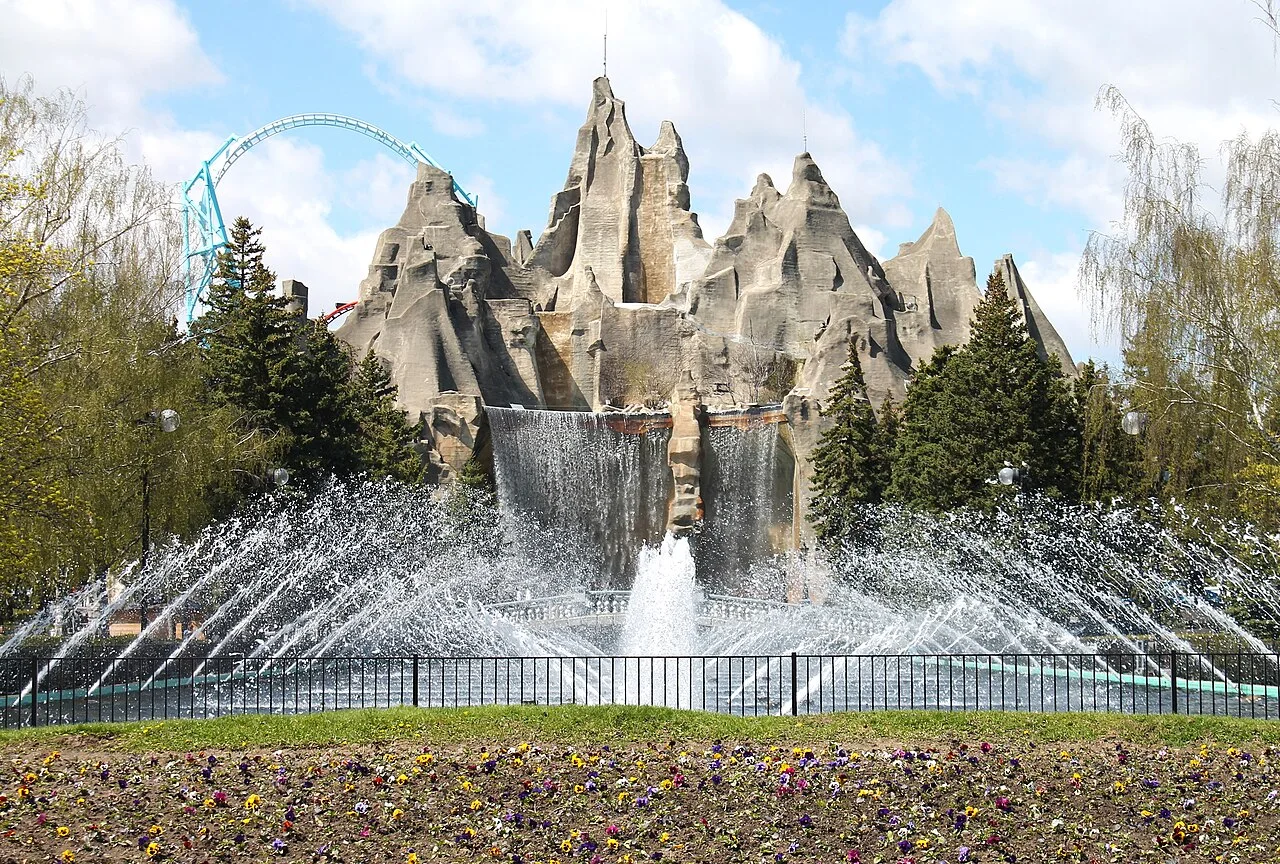 Wonder Mountain and a fountain near the entrance of Canada’s Wonderland.